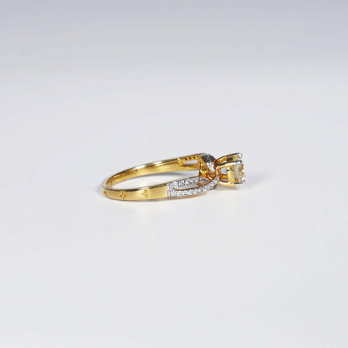 0.86 Carat Round Shape Natural Diamond Ring in 18K Yellow Gold.