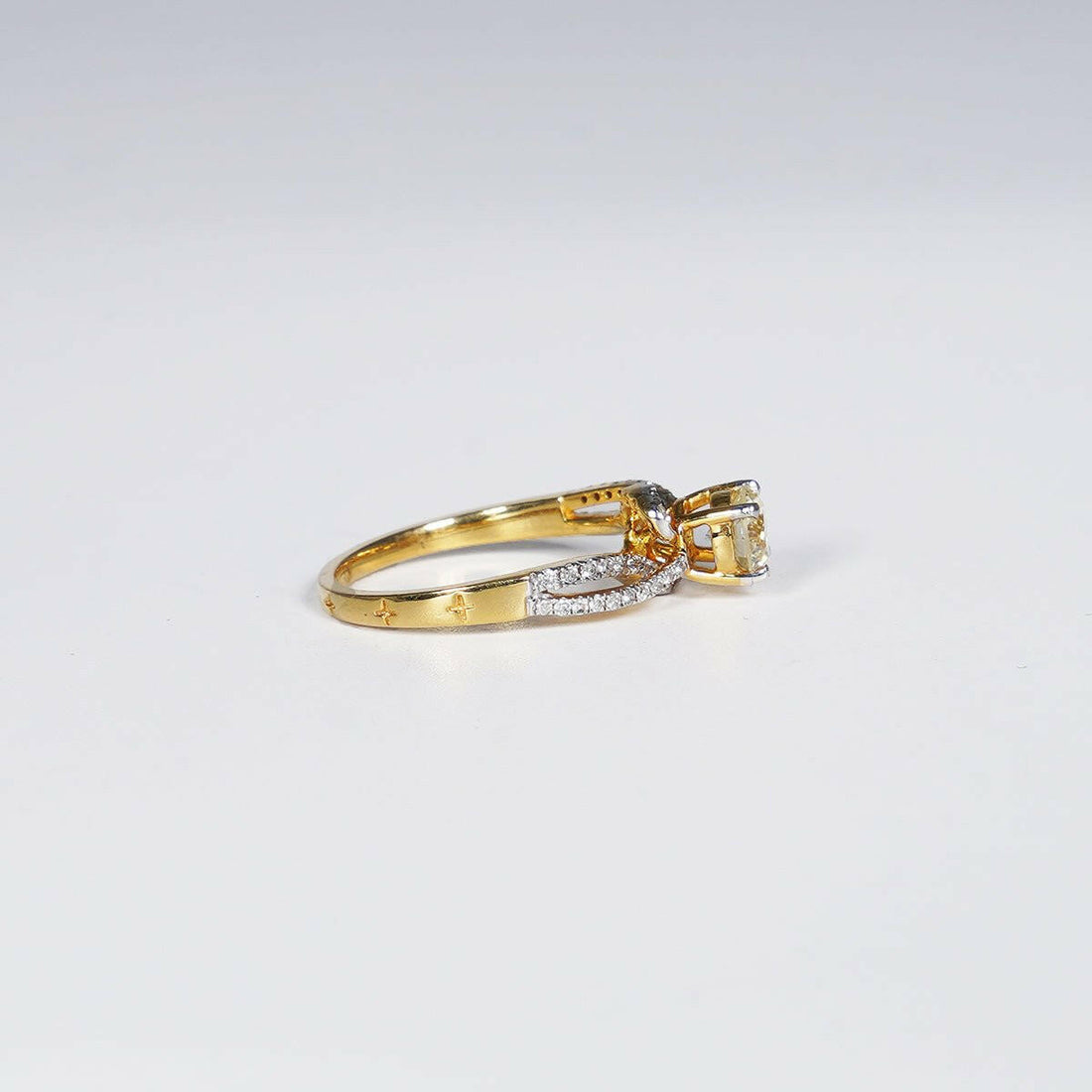 0.86 Carat Round Shape Natural Diamond Ring in 18K Yellow Gold.