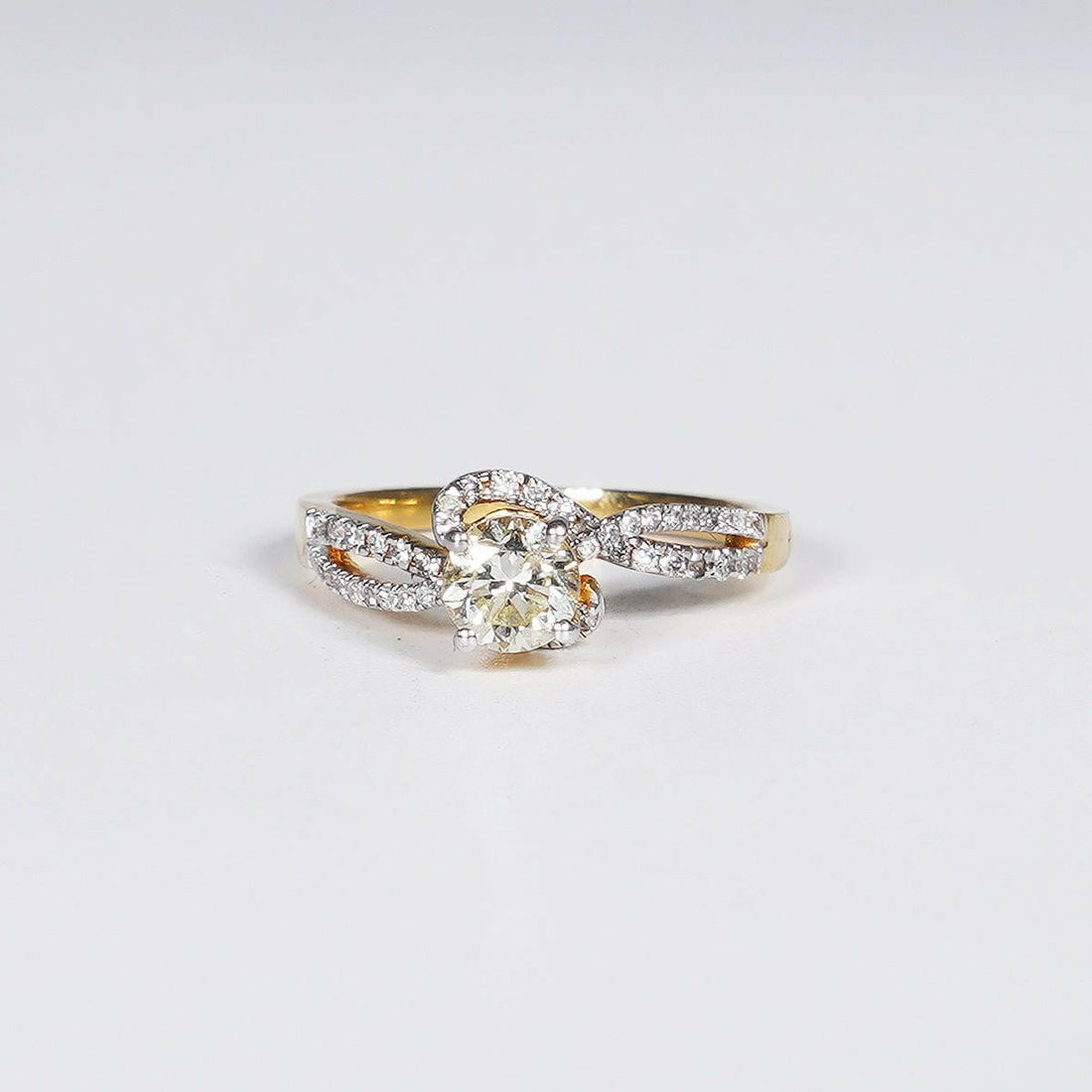 0.86 Carat Round Shape Natural Diamond Ring in 18K Yellow Gold.