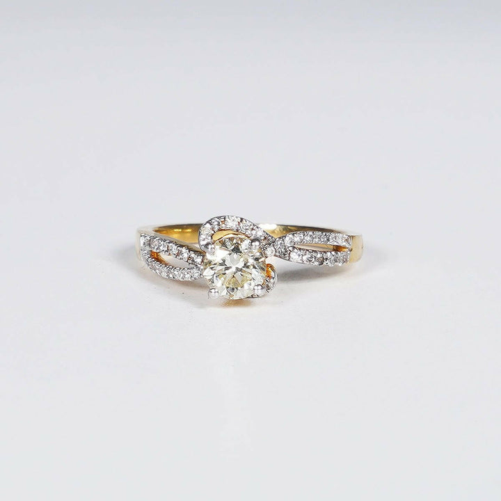 0.86 Carat Round Shape Natural Diamond Ring in 18K Yellow Gold.