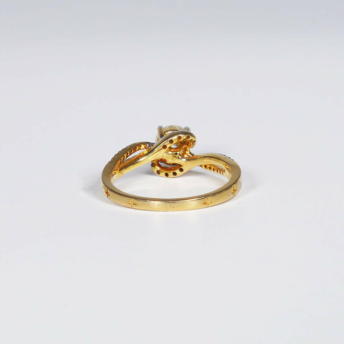 0.86 Carat Round Shape Natural Diamond Ring in 18K Yellow Gold.