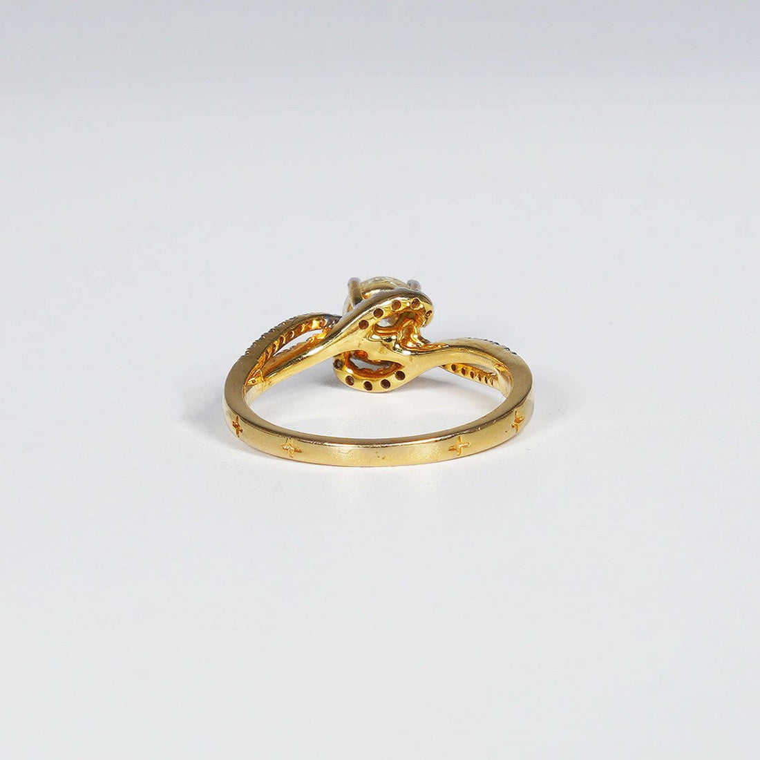 0.86 Carat Round Shape Natural Diamond Ring in 18K Yellow Gold.