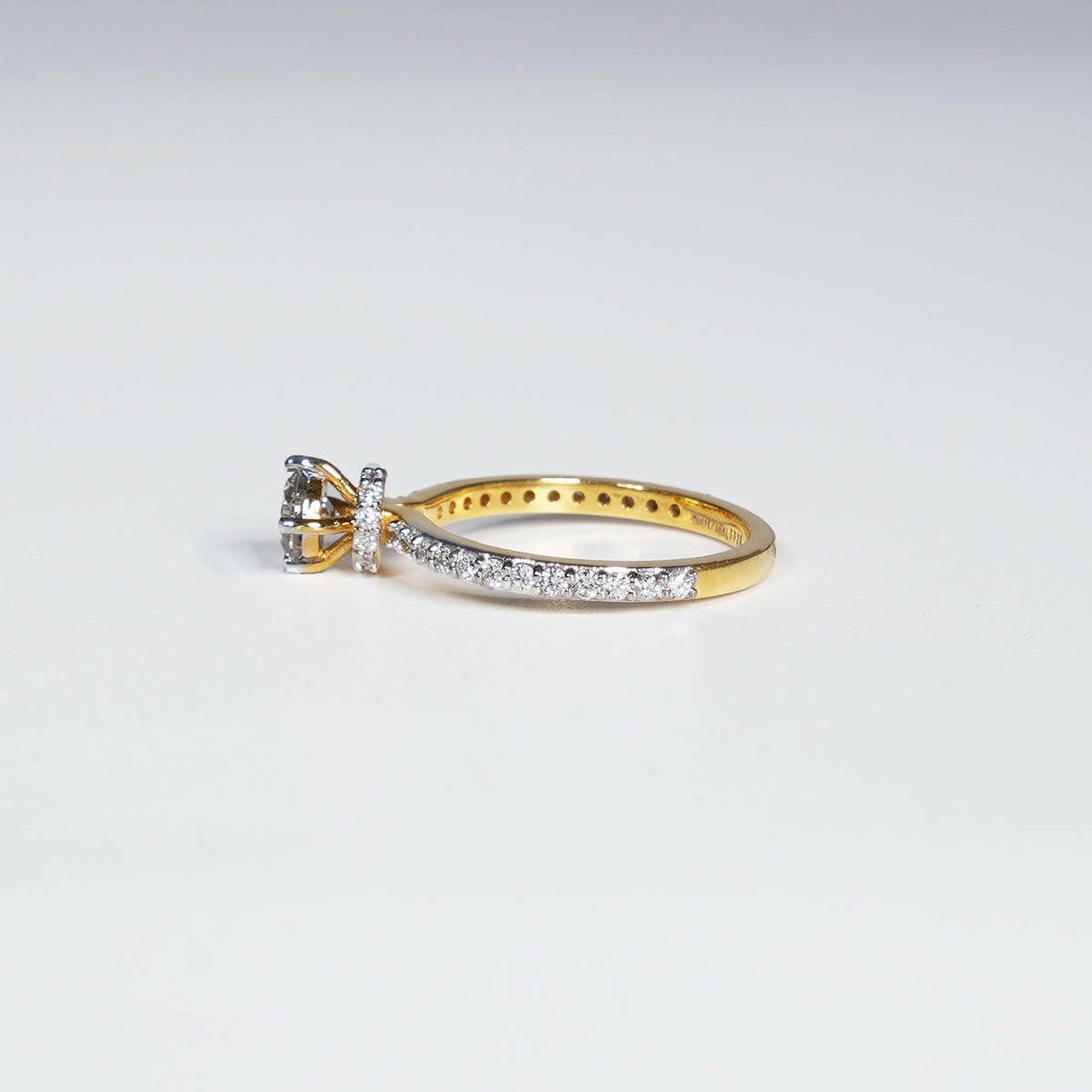 0.95 Carat Brilliant Round Cut Lab Grown Diamond Ring in 18K Yellow Gold.