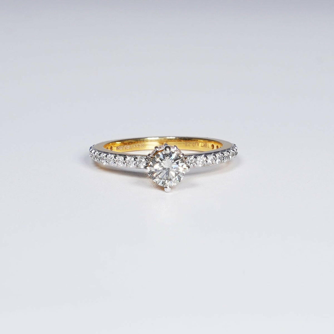 0.95 Carat Brilliant Round Cut Lab Grown Diamond Ring in 18K Yellow Gold.