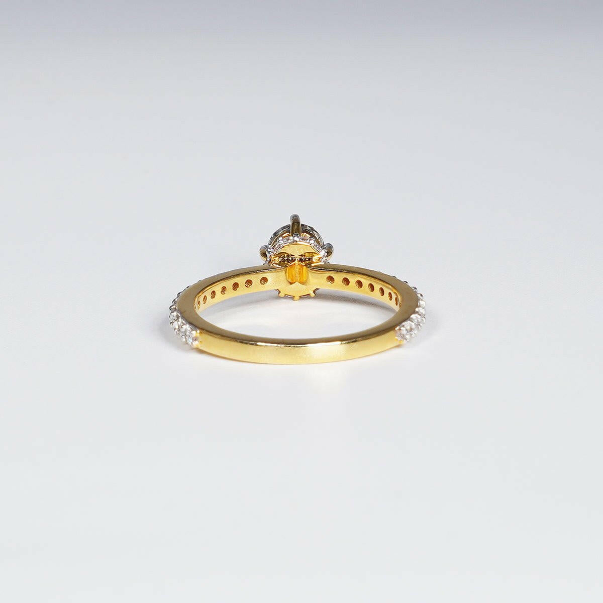0.95 Carat Brilliant Round Cut Lab Grown Diamond Ring in 18K Yellow Gold.