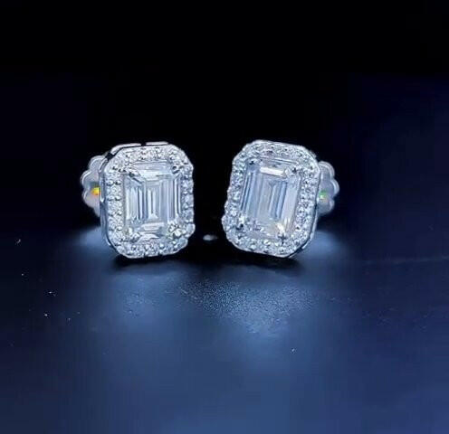 14 k gold studded 4 carat diamond studs for Unisex.