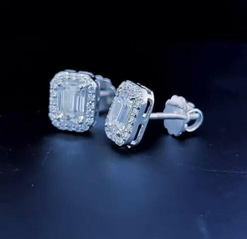 14 k gold studded 4 carat diamond studs for Unisex.