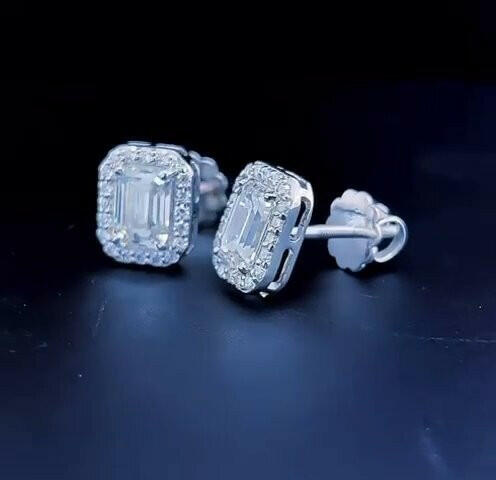 14 k gold studded 4 carat diamond studs for Unisex.