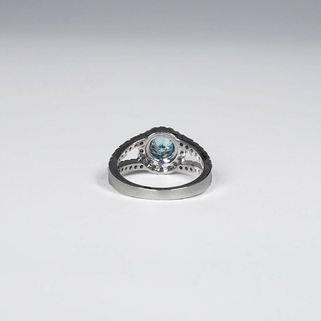 1.46 Carat Vivid Blue Round Cut Lab Grown Diamond Ring in 14K White Gold.