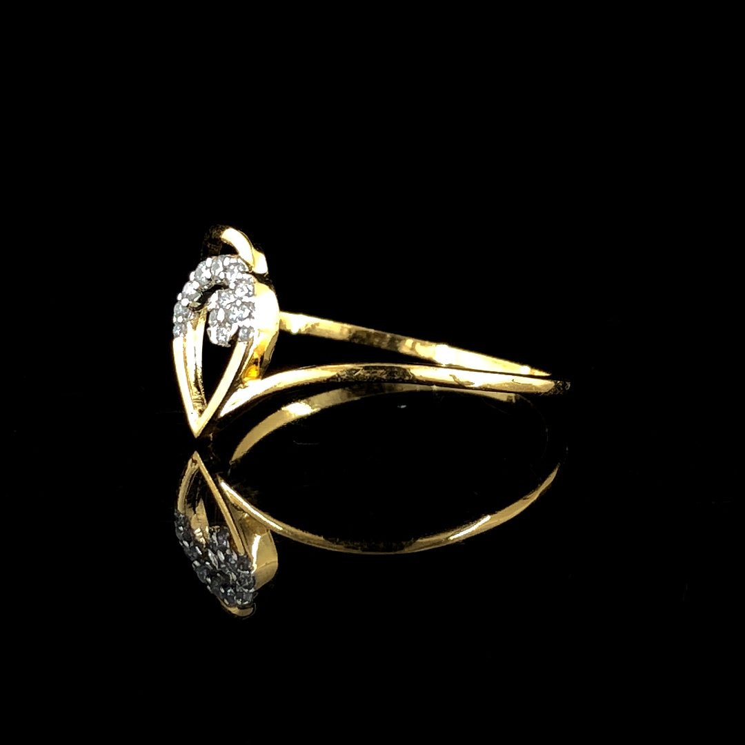 18K Gold and Natural Diamond Ring - A Jewel of Pure Radiance.