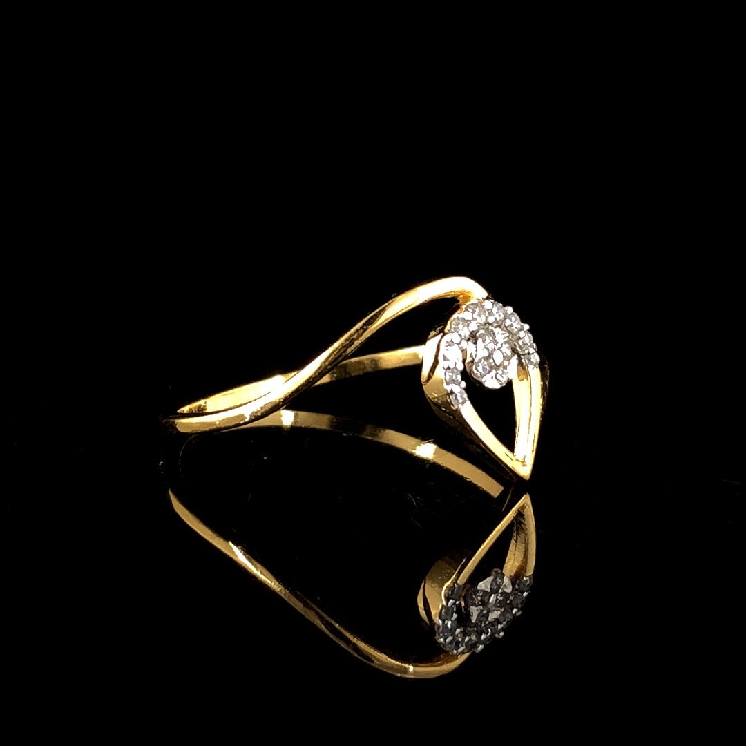 18K Gold and Natural Diamond Ring - A Jewel of Pure Radiance.