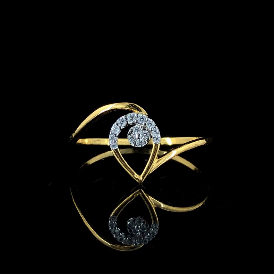 18K Gold and Natural Diamond Ring - A Jewel of Pure Radiance.