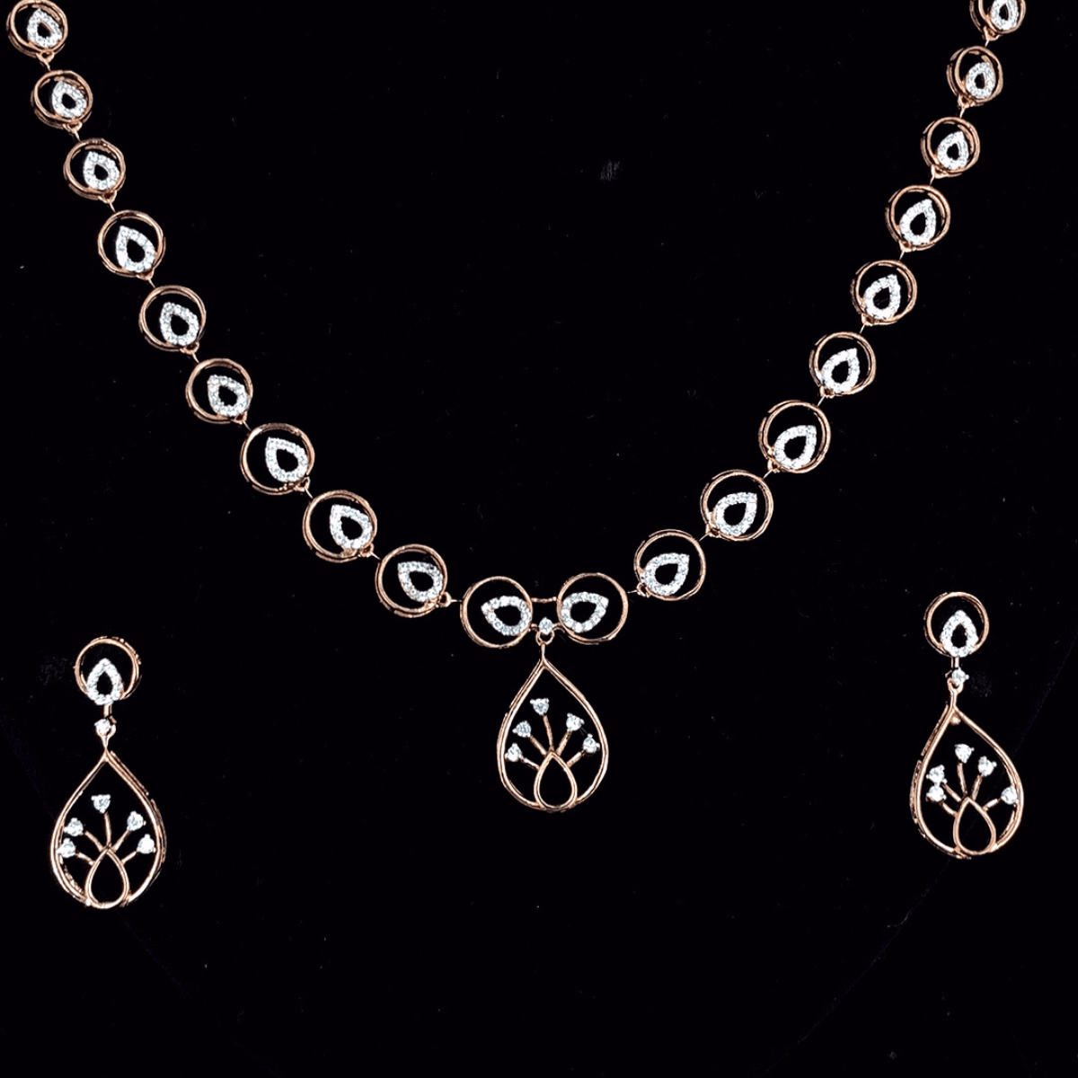 18K Gold Elegance Diamond Necklace.