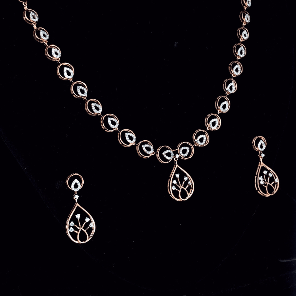 18K Gold Elegance Diamond Necklace.