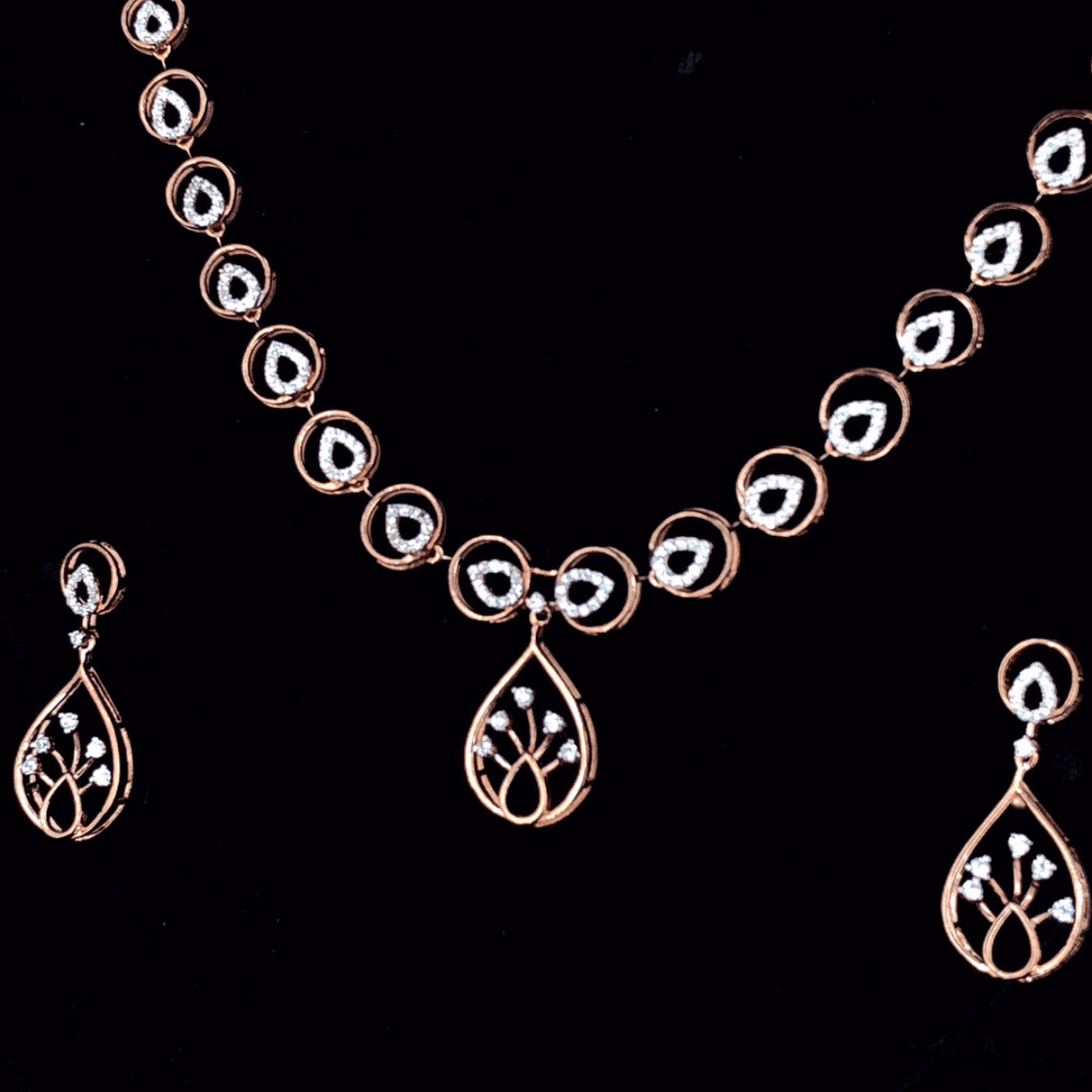 18K Gold Elegance Diamond Necklace.