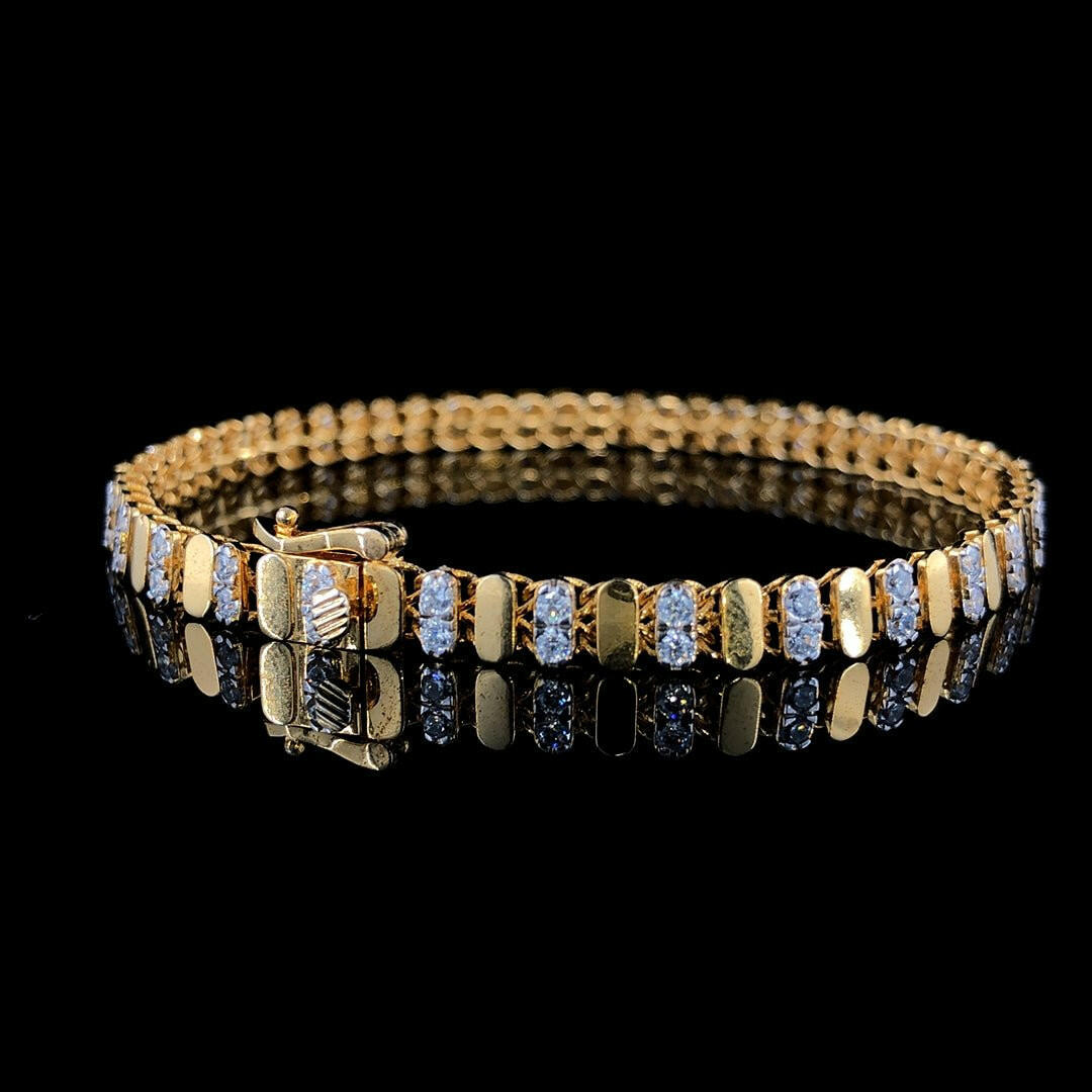 Dazzling Excellence: The 18K Gold Bracelet Adorned with a 1.400ct Diamond Spectacle.