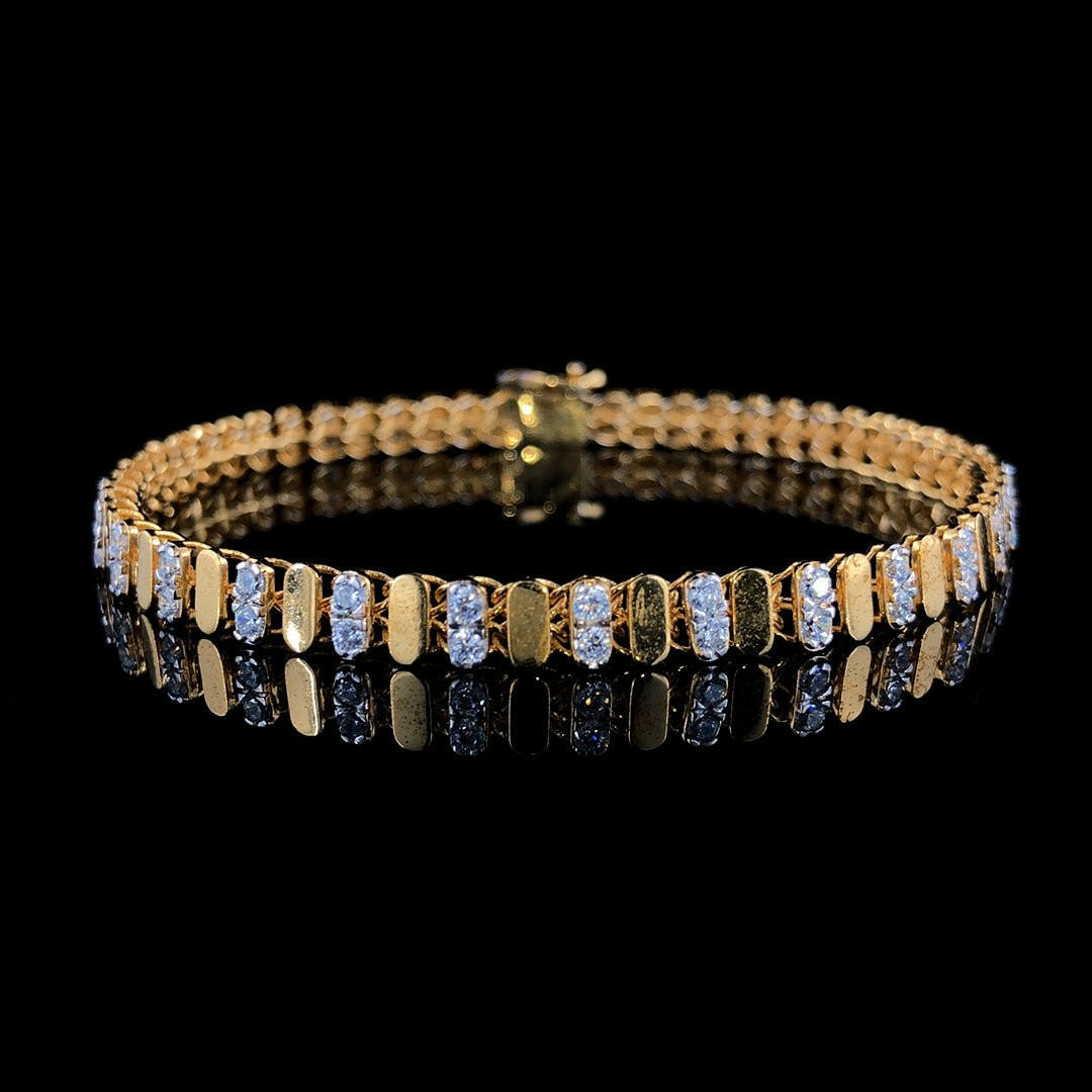 Dazzling Excellence: The 18K Gold Bracelet Adorned with a 1.400ct Diamond Spectacle.