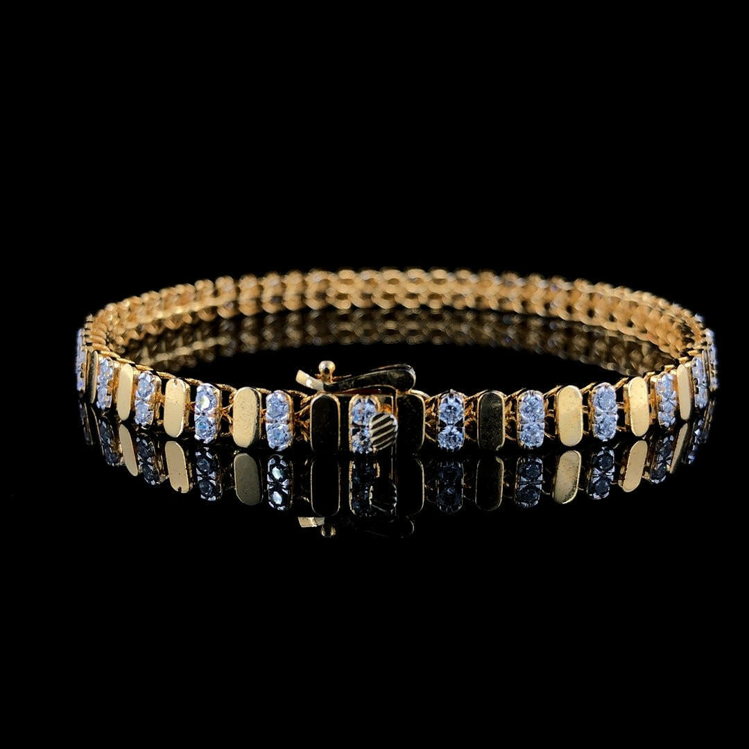 Dazzling Excellence: The 18K Gold Bracelet Adorned with a 1.400ct Diamond Spectacle.