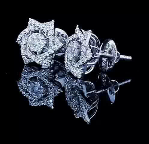 Dazzling Harmony: 14K Gold Men's Stud Earring Enhanced with a 3.5ct Lab-Grown Diamond.