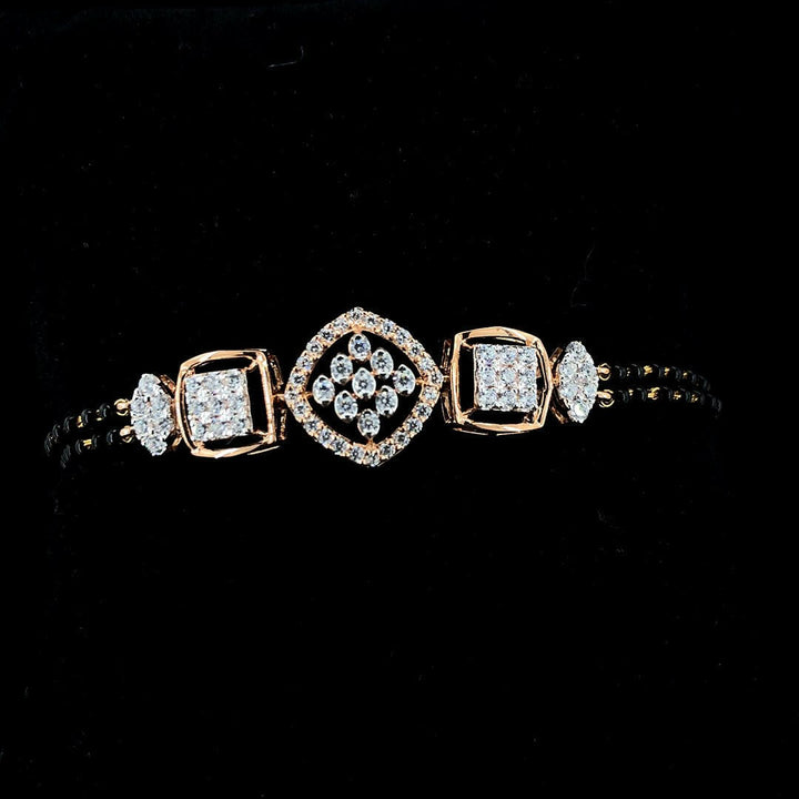 Dazzling Radiance: The 18K Gold Chain Bracelet Sparkling with 1.096ct Diamonds.