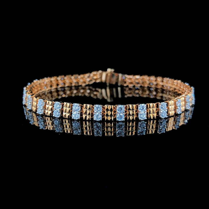 Elegance Defined: Exquisite 18K Gold Bracelet with 1.890ct Diamond Embellishments.