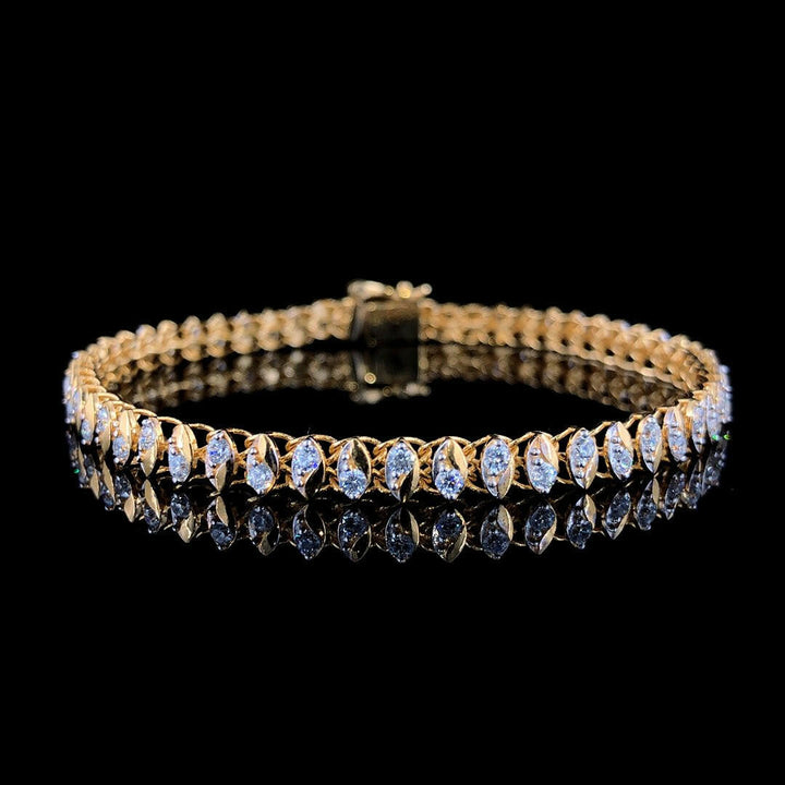 Elegant Allure: The 18K Gold Bracelet with 1.375ct Diamond Brilliance.