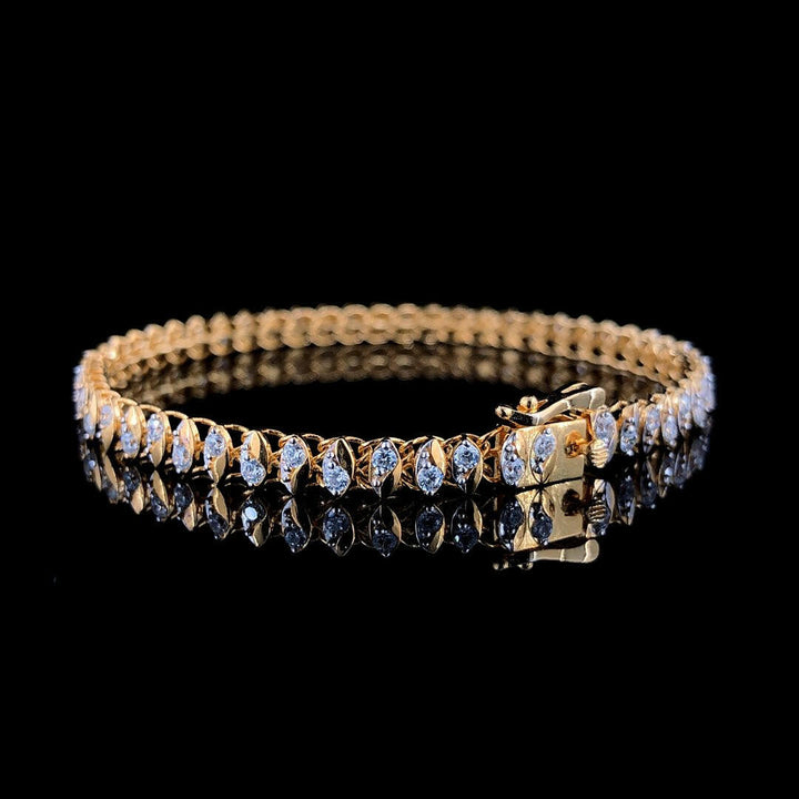 Elegant Allure: The 18K Gold Bracelet with 1.375ct Diamond Brilliance.