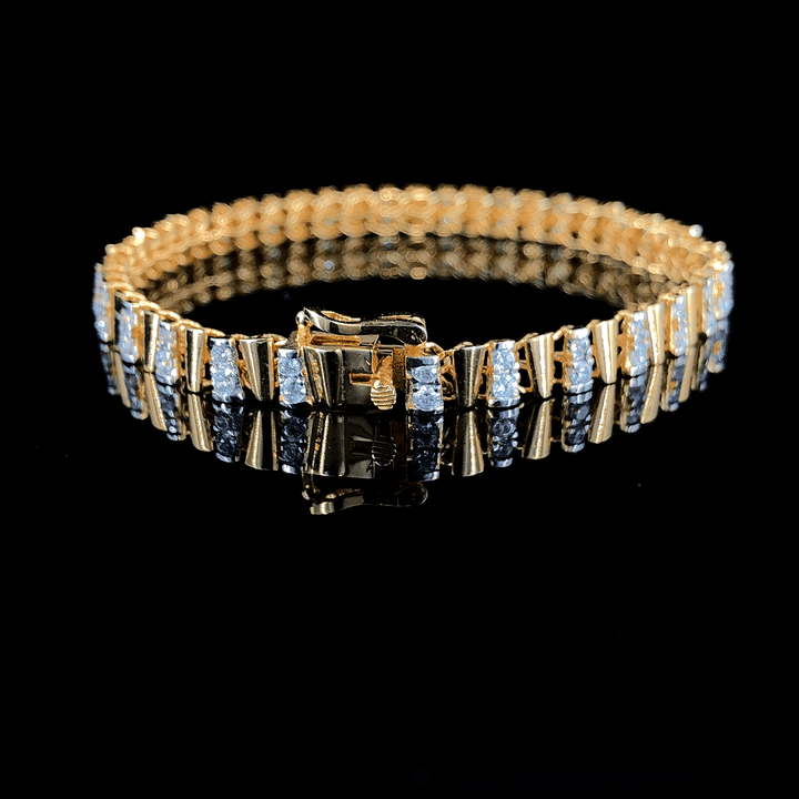 Lustrous Elegance: Exquisite 18K Gold Bracelet with 1.450ct Diamond Ensemble.