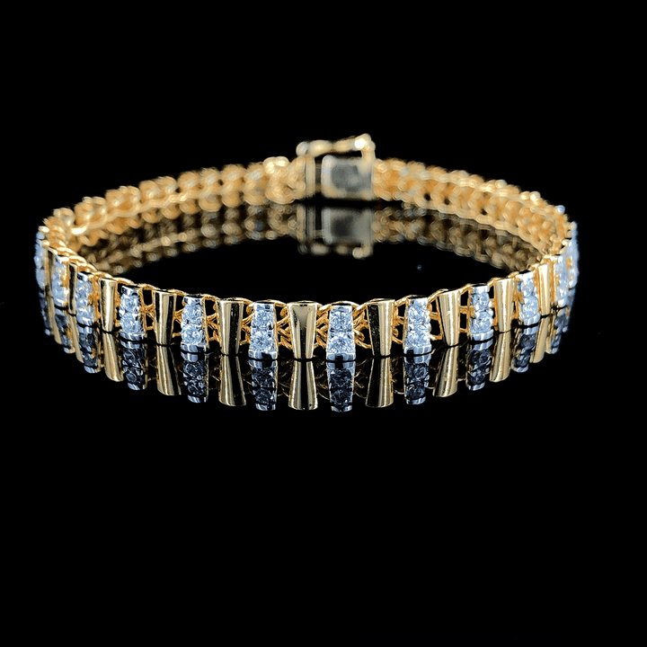 Lustrous Elegance: Exquisite 18K Gold Bracelet with 1.450ct Diamond Ensemble.
