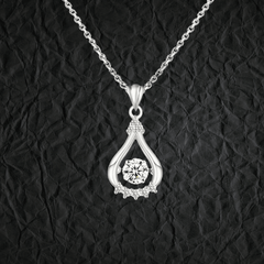 Luxurious 14K Gold Pendant Adorned with a Magnificent 2.5ct Lab-Grown Diamond