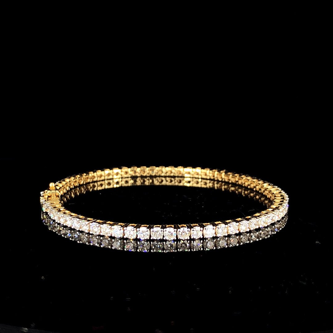 Radiant Elegance: 18K Gold Tennis Bracelet Adorned with 4.790ct Lab-Grown Diamonds.