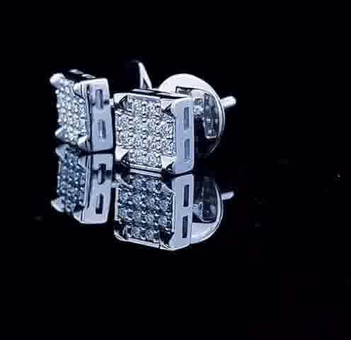 Radiant Majesty: The 14K Gold Men's Stud Earring Adorned with a 3.3ct Lab-Grown Diamond.