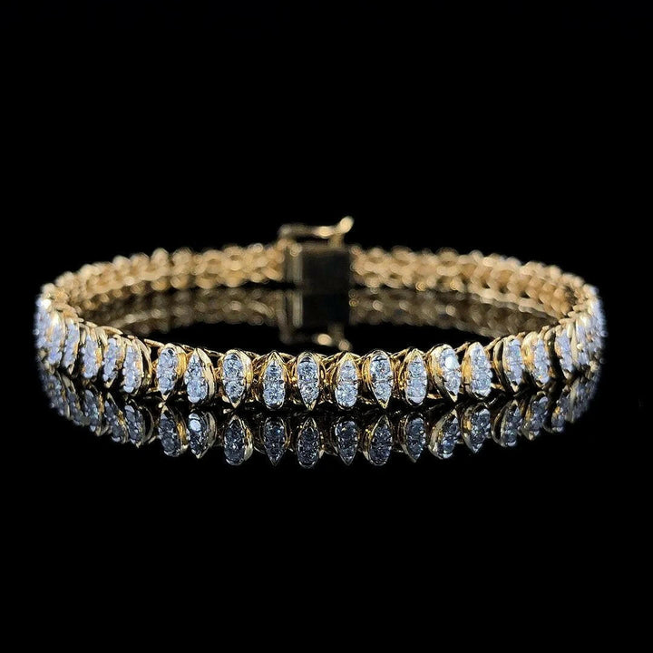 Ravishing Radiance: The Opulent 18K Gold Bracelet Graced with 1.372ct Diamonds.