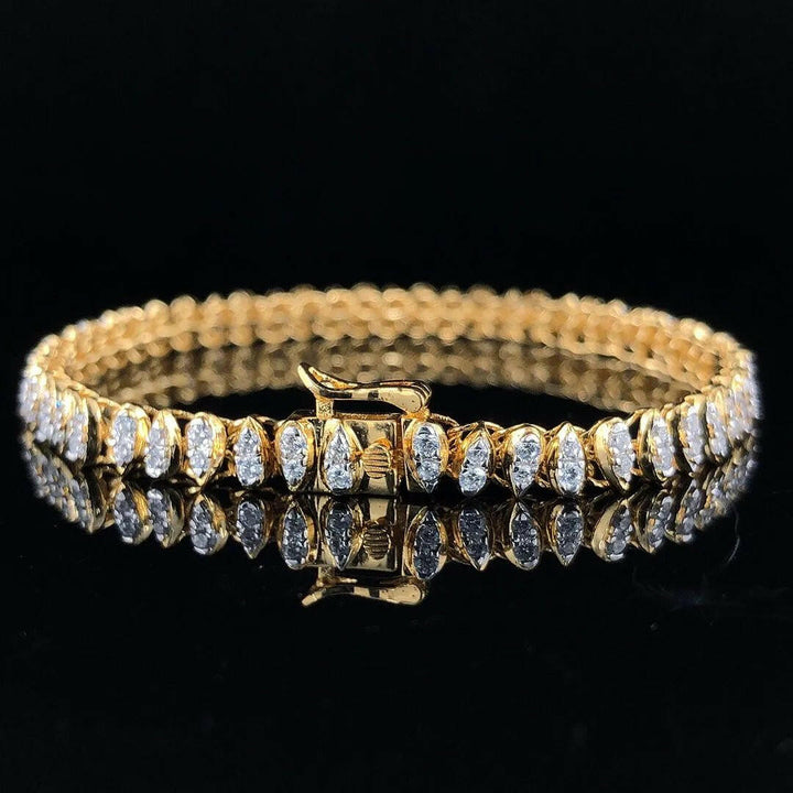 Ravishing Radiance: The Opulent 18K Gold Bracelet Graced with 1.372ct Diamonds.
