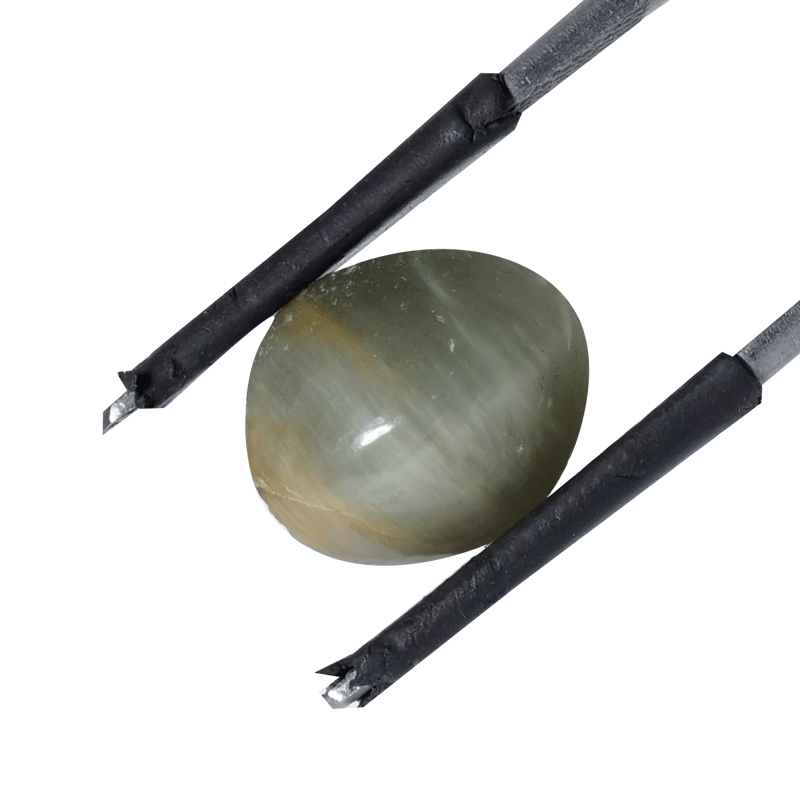 Sovereign Sheen: The Majestic 4.75ct Cat's Eye Gemstone.