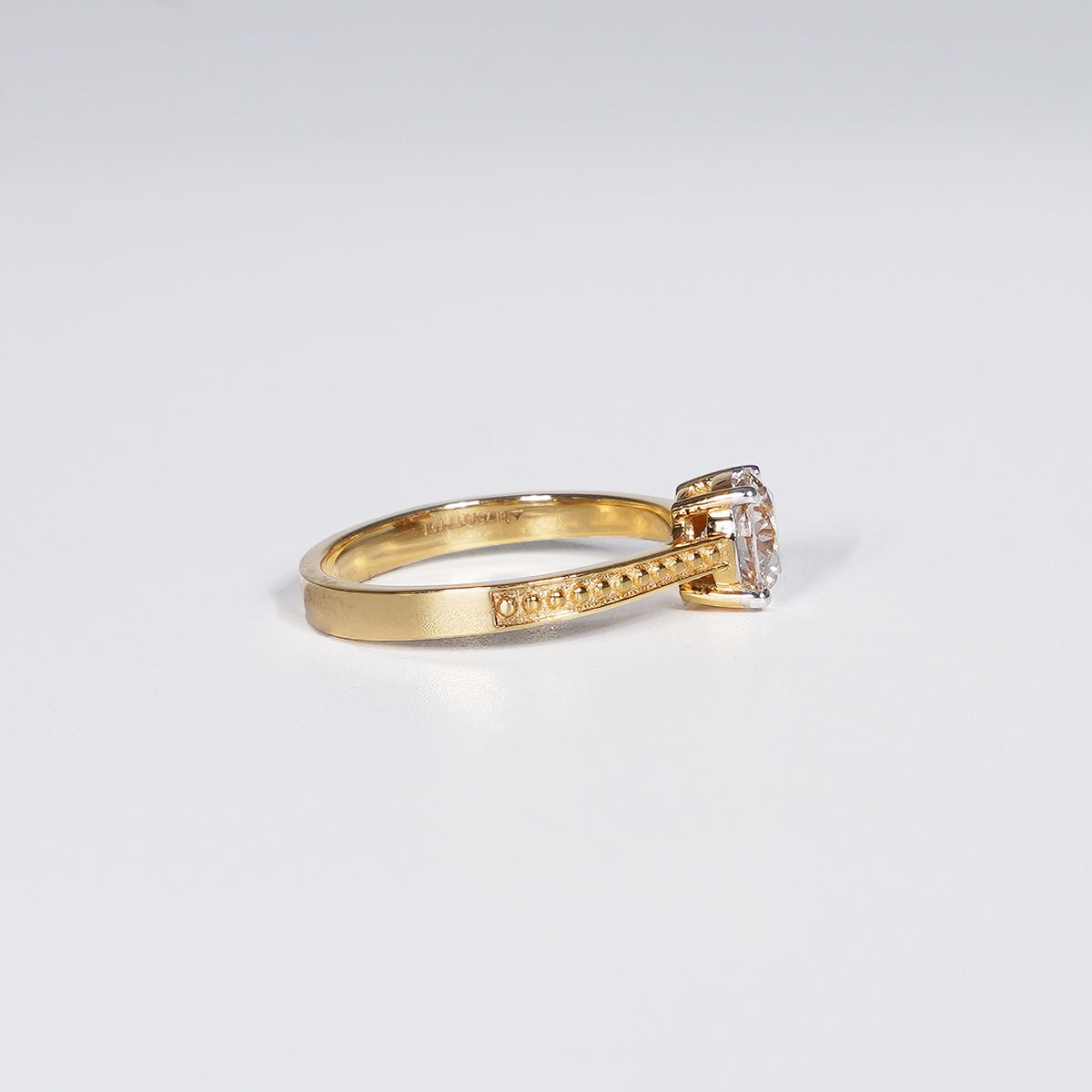 Stunning 1.01 Carat Brilliant Round Cut Lab Grown Diamond Ring in 18K yellow Gold.