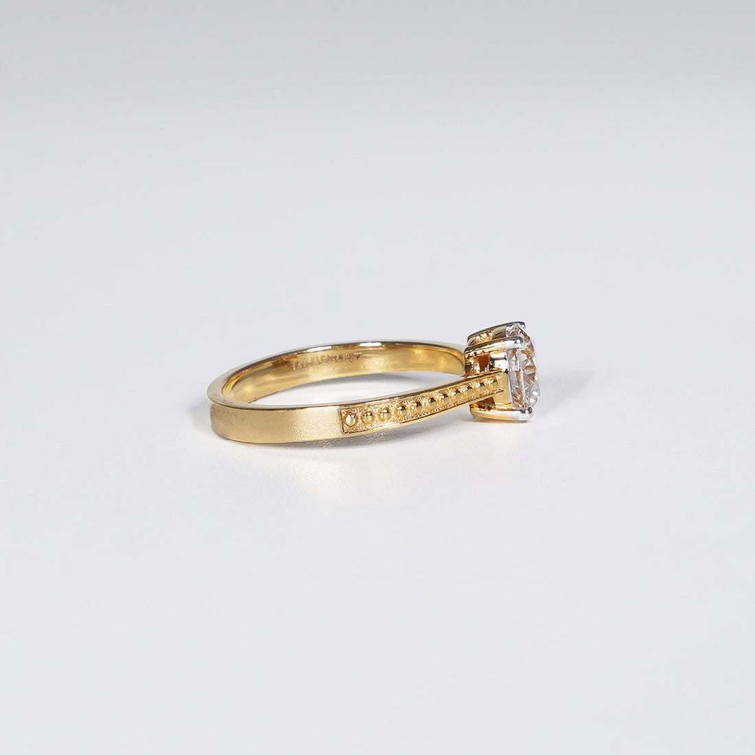 Stunning 1.01 Carat Brilliant Round Cut Lab Grown Diamond Ring in 18K yellow Gold.