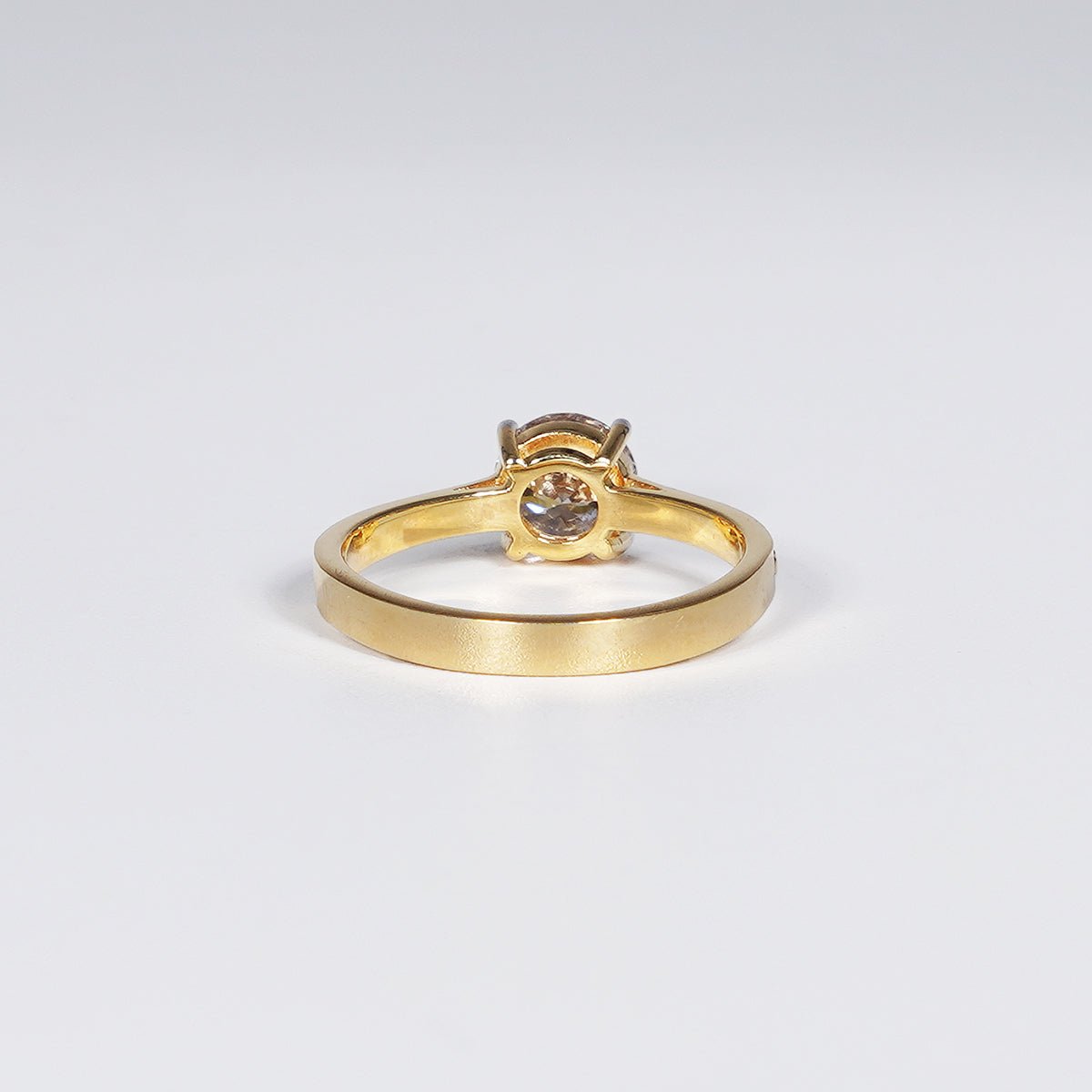 Stunning 1.01 Carat Brilliant Round Cut Lab Grown Diamond Ring in 18K yellow Gold.