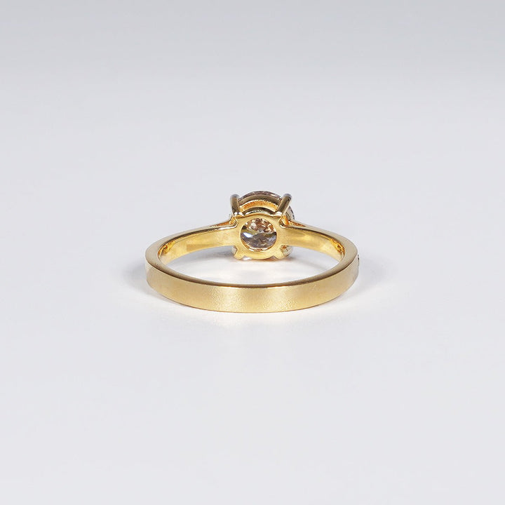 Stunning 1.01 Carat Brilliant Round Cut Lab Grown Diamond Ring in 18K yellow Gold.